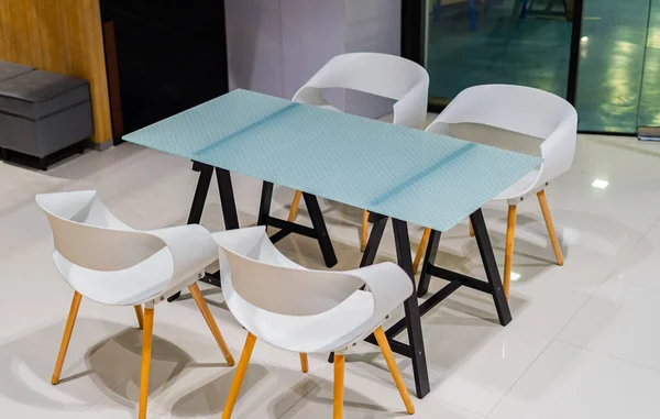 Misafir kabul etmek için masa ve sandalye hazır.