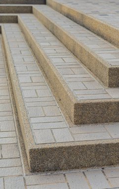 Ofis binasına çıkan beton merdivenler.