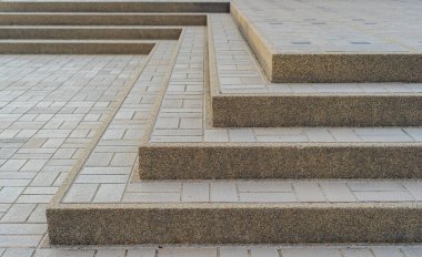 Ofis binasına çıkan beton merdivenler.