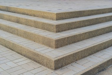 Ofis binasına çıkan beton merdivenler.