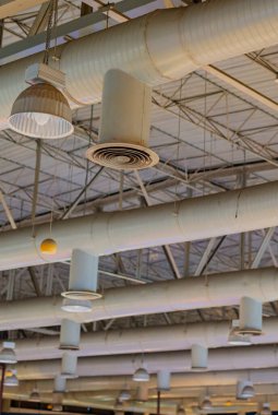 Büyük bir binanın tavanında havalandırma kanalları var.