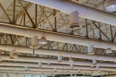 Büyük bir binanın tavanında havalandırma kanalları var.