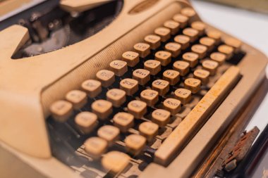 Ekranda duran antika daktilo