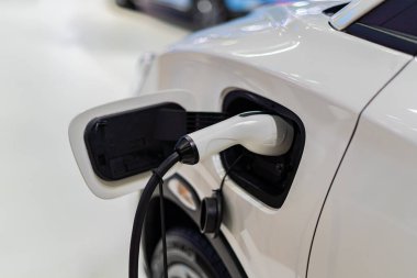 Elektrikli araba şarjı, gelecekteki araba, elektrik gücü, temiz enerji.