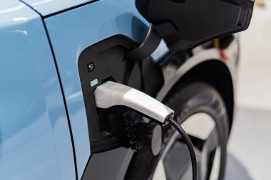 Elektrikli araba şarjı, gelecekteki araba, elektrik gücü, temiz enerji.