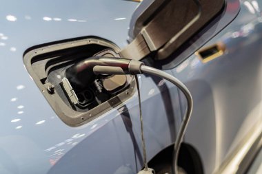 Elektrikli araba şarjı, gelecekteki araba, elektrik gücü, temiz enerji.