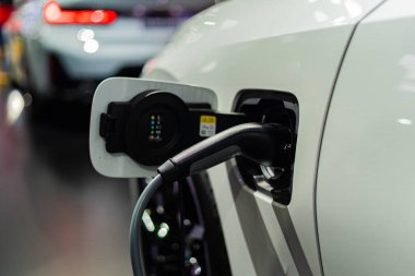 Elektrikli araba şarjı, gelecekteki araba, elektrik gücü, temiz enerji.