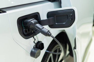 Elektrikli araba şarjı, gelecekteki araba, elektrik gücü, temiz enerji.