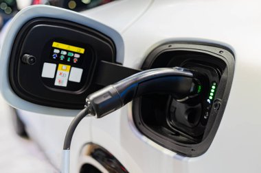 Elektrikli araba şarjı, gelecekteki araba, elektrik gücü, temiz enerji.