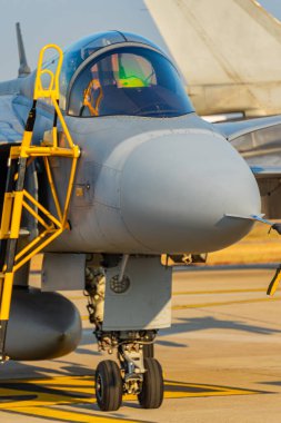 Modern savaş jetleri havaalanına park edildi, havalanmaya ve savaşmaya hazırlar..