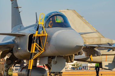 Modern savaş jetleri havaalanına park edildi, havalanmaya ve savaşmaya hazırlar..