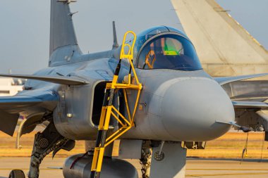 Modern savaş jetleri havaalanına park edildi, havalanmaya ve savaşmaya hazırlar..