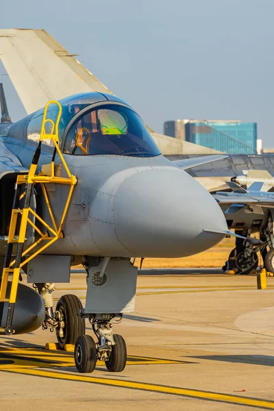 Modern savaş jetleri havaalanına park edildi, havalanmaya ve savaşmaya hazırlar..