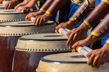 Davulcular, çeşitli törenlerde davul çalmaya hazır olarak sıra sıra bekliyor.