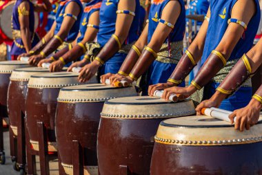 Davulcular, çeşitli törenlerde davul çalmaya hazır olarak sıra sıra bekliyor.