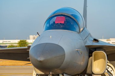 Modern savaş jetleri havaalanına park edildi, havalanmaya ve savaşmaya hazırlar..