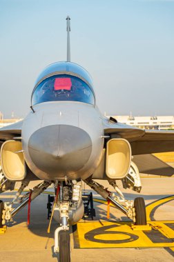 Modern savaş jetleri havaalanına park edildi, havalanmaya ve savaşmaya hazırlar..