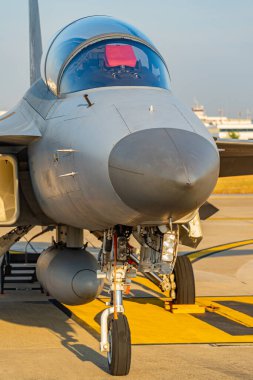 Modern savaş jetleri havaalanına park edildi, havalanmaya ve savaşmaya hazırlar..