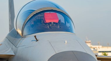 Modern savaş jetleri havaalanına park edildi, havalanmaya ve savaşmaya hazırlar..