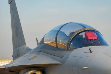 Modern savaş jetleri havaalanına park edildi, havalanmaya ve savaşmaya hazırlar..