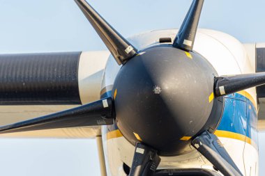 Küçük bir pervane uçağının motoru havaalanında..