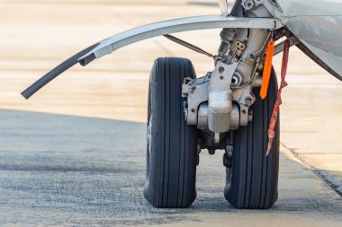 Uçak tekerlekleri havaalanına park edilmiş.