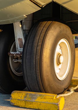 Uçak tekerlekleri havaalanına park edilmiş.