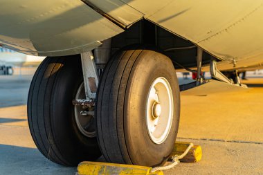 Uçak tekerlekleri havaalanına park edilmiş.