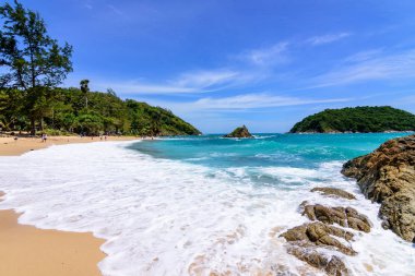 Sahilde güzel dalgalar, berrak sular, tatilde Andrea Denizi 'ndeki beyaz kumlar Phuket Tayland.
