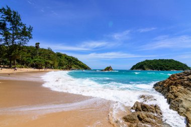 Sahilde güzel dalgalar, berrak sular, tatilde Andrea Denizi 'ndeki beyaz kumlar Phuket Tayland.