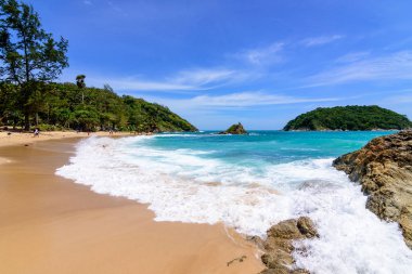 Sahilde güzel dalgalar, berrak sular, tatilde Andrea Denizi 'ndeki beyaz kumlar Phuket Tayland.