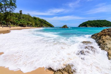 Sahilde güzel dalgalar, berrak sular, tatilde Andrea Denizi 'ndeki beyaz kumlar Phuket Tayland.