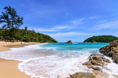 Sahilde güzel dalgalar, berrak sular, tatilde Andrea Denizi 'ndeki beyaz kumlar Phuket Tayland.