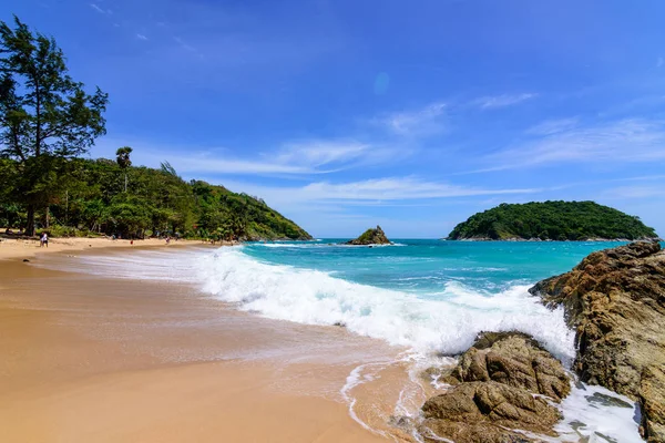 Sahilde güzel dalgalar, berrak sular, tatilde Andrea Denizi 'ndeki beyaz kumlar Phuket Tayland.
