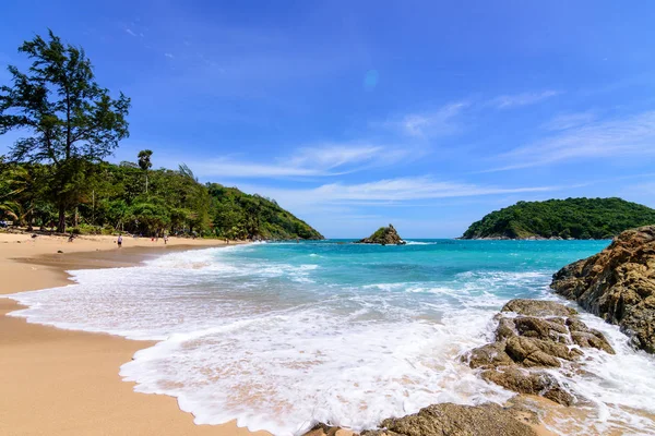 Sahilde güzel dalgalar, berrak sular, tatilde Andrea Denizi 'ndeki beyaz kumlar Phuket Tayland.