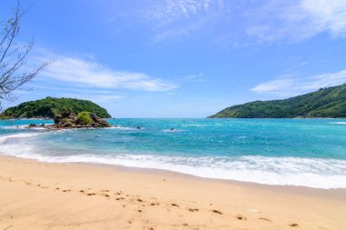 Sahilde güzel dalgalar, berrak sular, tatilde Andrea Denizi 'ndeki beyaz kumlar Phuket Tayland.