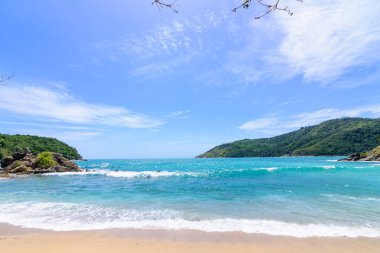 Sahilde güzel dalgalar, berrak sular, tatilde Andrea Denizi 'ndeki beyaz kumlar Phuket Tayland.