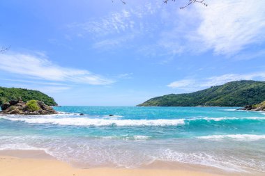 Sahilde güzel dalgalar, berrak sular, tatilde Andrea Denizi 'ndeki beyaz kumlar Phuket Tayland.