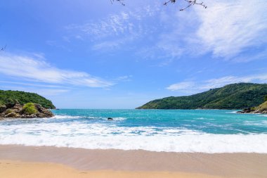 Sahilde güzel dalgalar, berrak sular, tatilde Andrea Denizi 'ndeki beyaz kumlar Phuket Tayland.