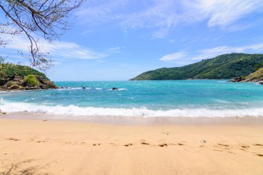 Sahilde güzel dalgalar, berrak sular, tatilde Andrea Denizi 'ndeki beyaz kumlar Phuket Tayland.