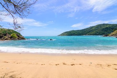 Sahilde güzel dalgalar, berrak sular, tatilde Andrea Denizi 'ndeki beyaz kumlar Phuket Tayland.