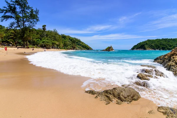 Sahilde güzel dalgalar, berrak sular, tatilde Andrea Denizi 'ndeki beyaz kumlar Phuket Tayland.