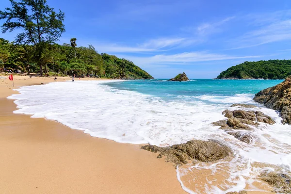 Sahilde güzel dalgalar, berrak sular, tatilde Andrea Denizi 'ndeki beyaz kumlar Phuket Tayland.