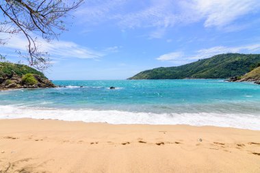 Sahilde güzel dalgalar, berrak sular, tatilde Andrea Denizi 'ndeki beyaz kumlar Phuket Tayland.