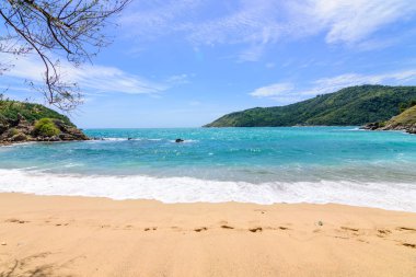 Sahilde güzel dalgalar, berrak sular, tatilde Andrea Denizi 'ndeki beyaz kumlar Phuket Tayland.