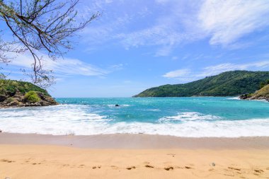 Sahilde güzel dalgalar, berrak sular, tatilde Andrea Denizi 'ndeki beyaz kumlar Phuket Tayland.