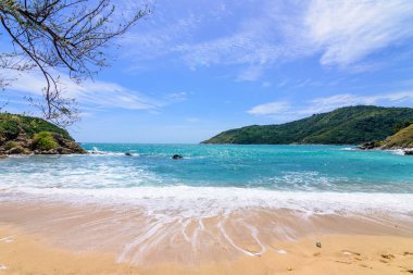 Sahilde güzel dalgalar, berrak sular, tatilde Andrea Denizi 'ndeki beyaz kumlar Phuket Tayland.