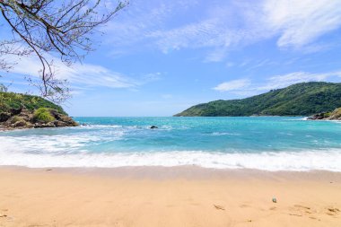 Sahilde güzel dalgalar, berrak sular, tatilde Andrea Denizi 'ndeki beyaz kumlar Phuket Tayland.