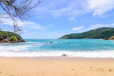Sahilde güzel dalgalar, berrak sular, tatilde Andrea Denizi 'ndeki beyaz kumlar Phuket Tayland.