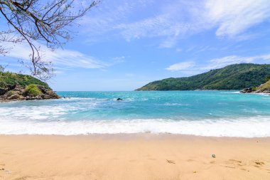 Sahilde güzel dalgalar, berrak sular, tatilde Andrea Denizi 'ndeki beyaz kumlar Phuket Tayland.